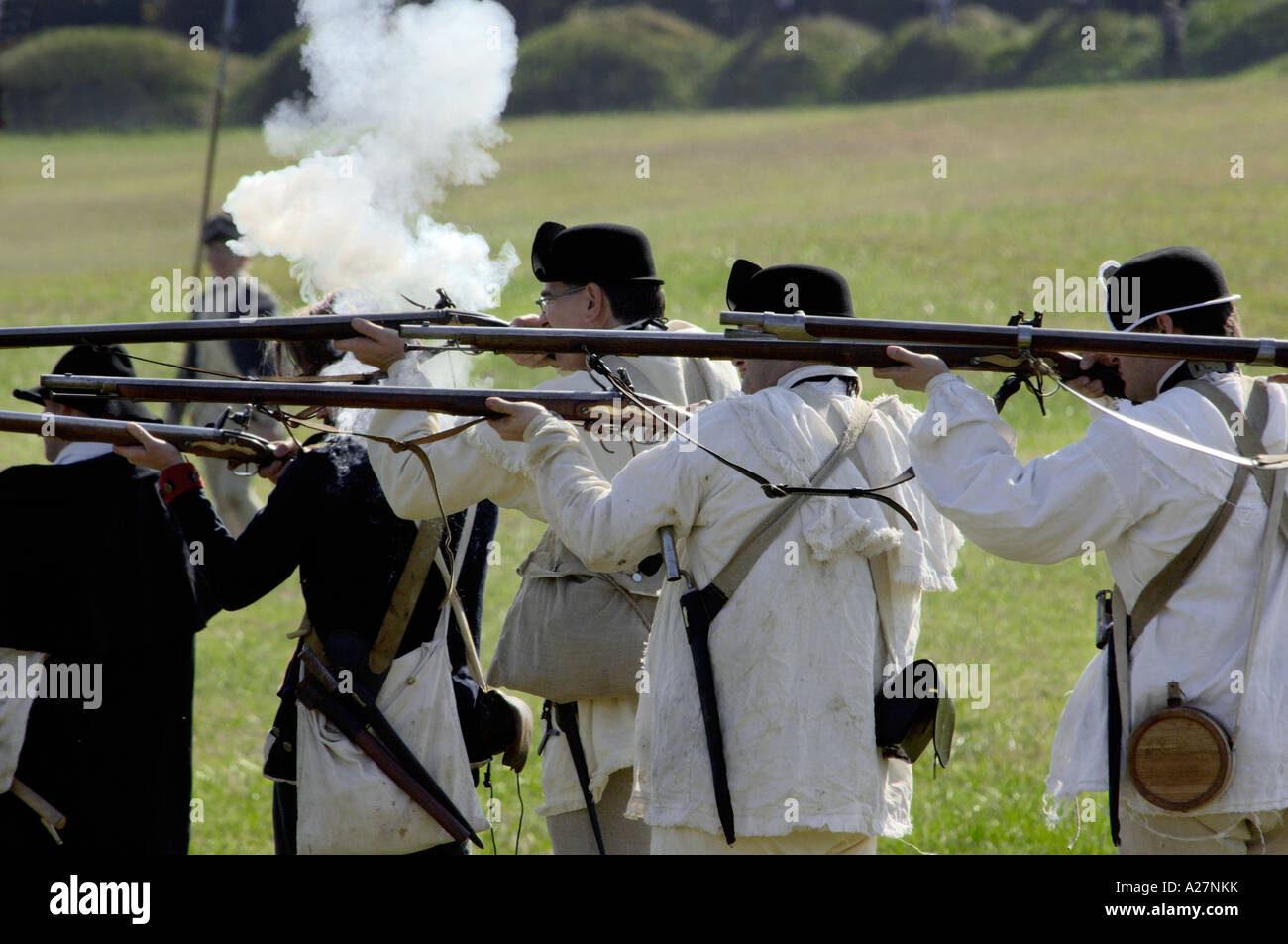 Kontinentalen Armee reenactors feuerten ihre Musketen auf Yorktown Schlachtfeld Virginia. Digitale Fotografie Stockfoto