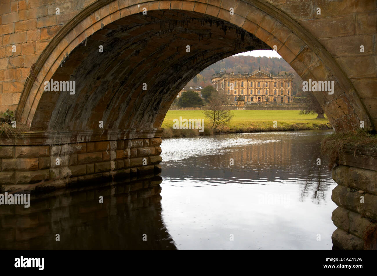 Chatsworth House betrachtet durch Straßenbrücke Derbyshire UK Stockfoto
