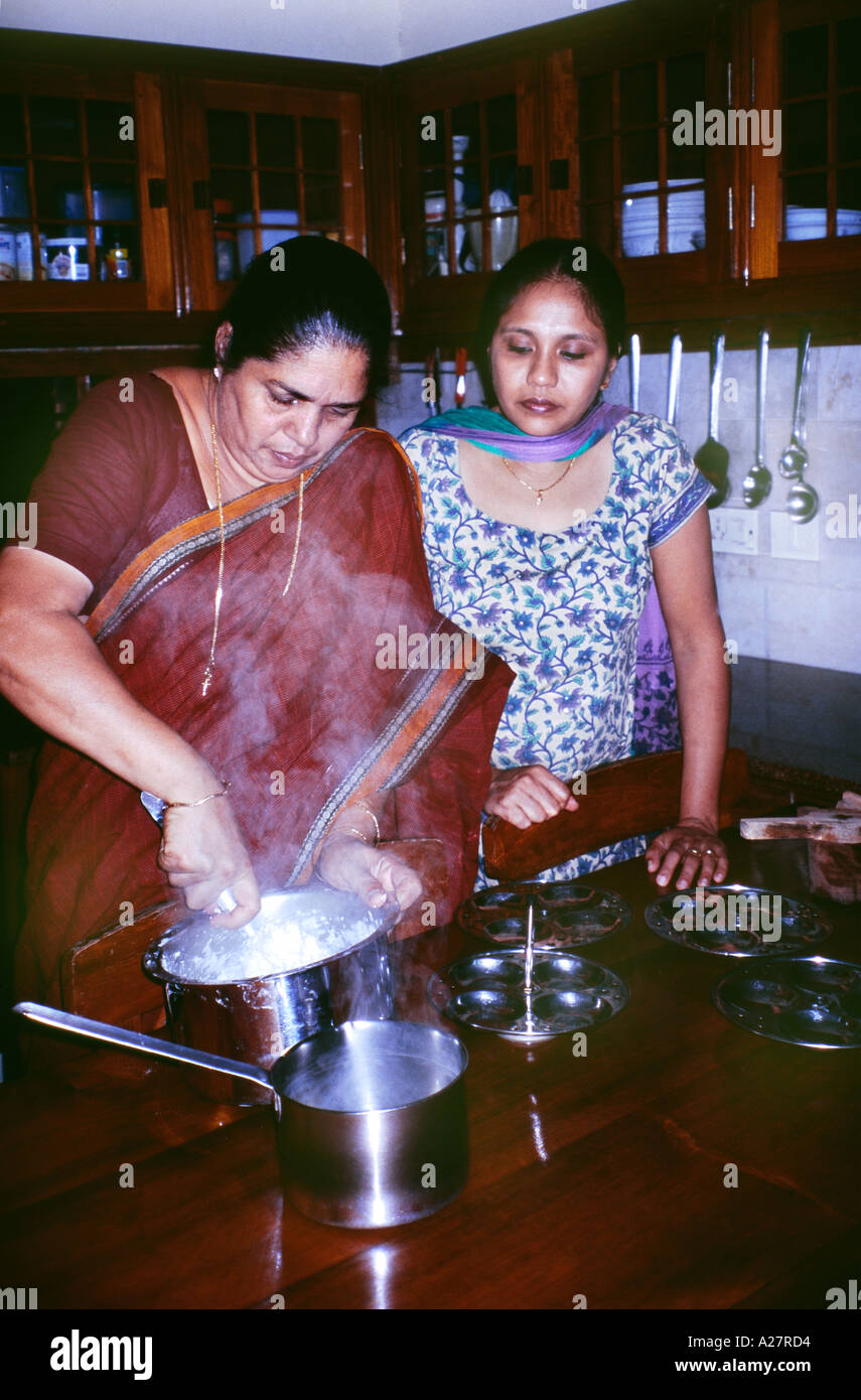 Kerala Indien Philipkuttys Bauernhof Pallivathukal Frauen Vorbereitung Mahlzeit in der Küche für die Familie Stockfoto