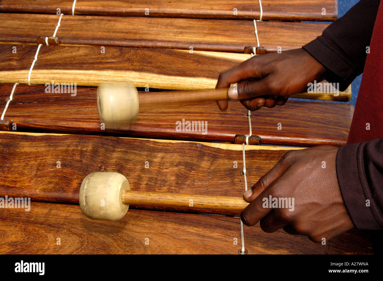 Schwarzafrikaner Hände spielen ein Xylophon Stockfoto