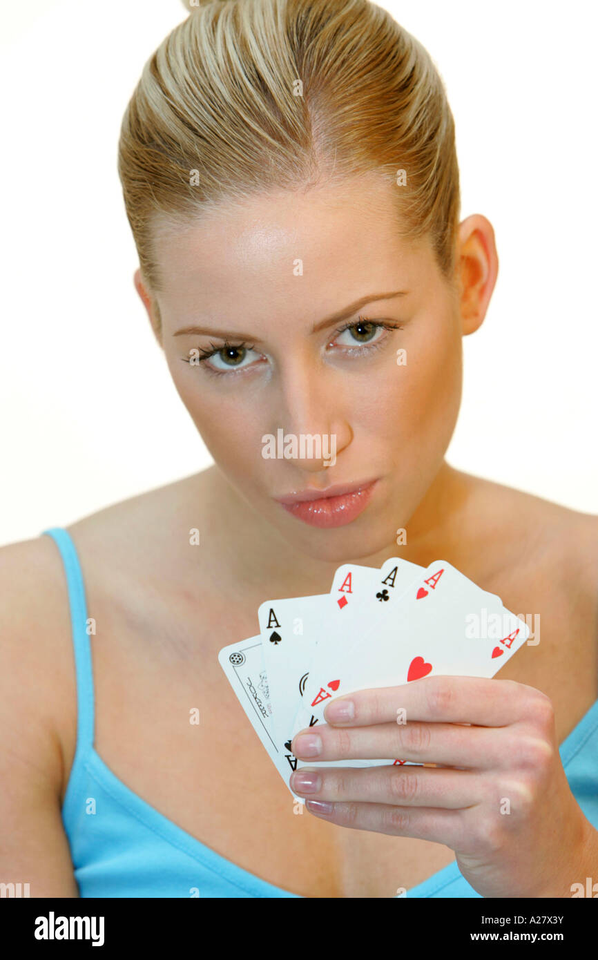 Frau Mit Spielkarten Porträt Pokerface Frau spielen vier Asse Stockfoto