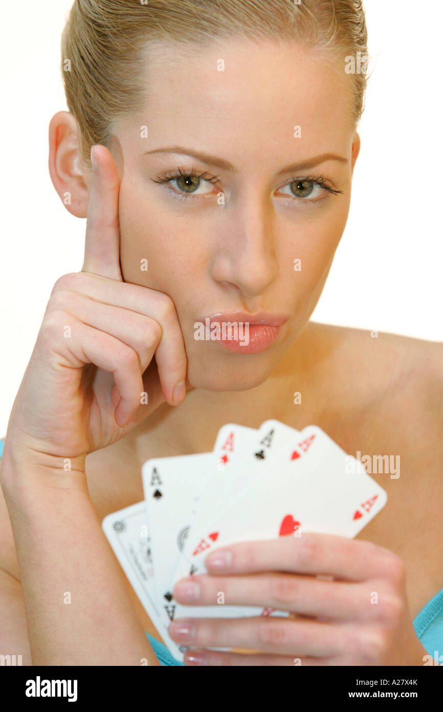 Frau Mit Spielkarten Porträt Pokerface Frau spielen vier Asse Stockfoto