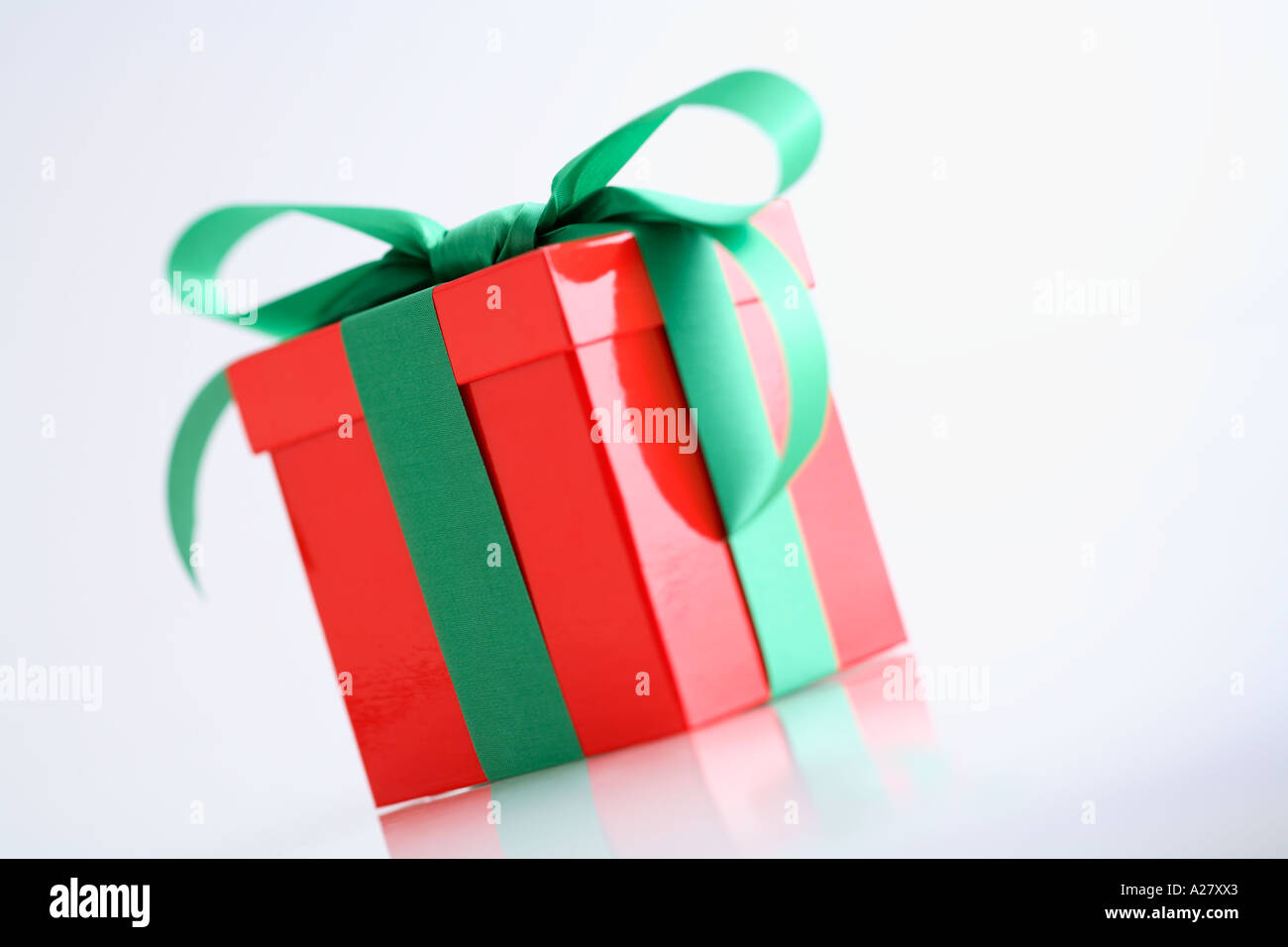 Red Christmas Present mit grünen Band.  Selektiver Weichzeichner-Effekt. Stockfoto