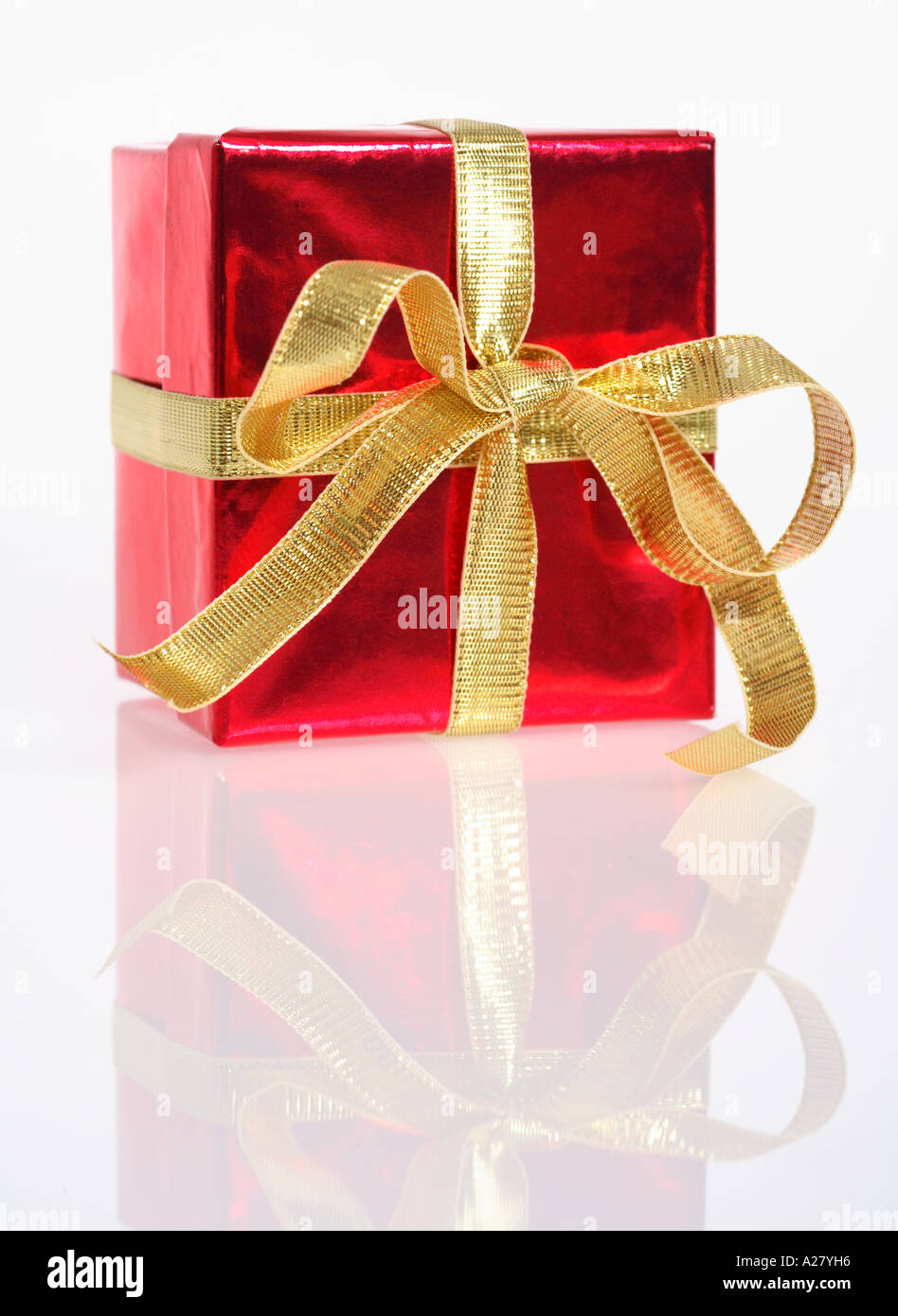 Rotes Geschenk mit Goldband auf weißem Hintergrund Stockfoto
