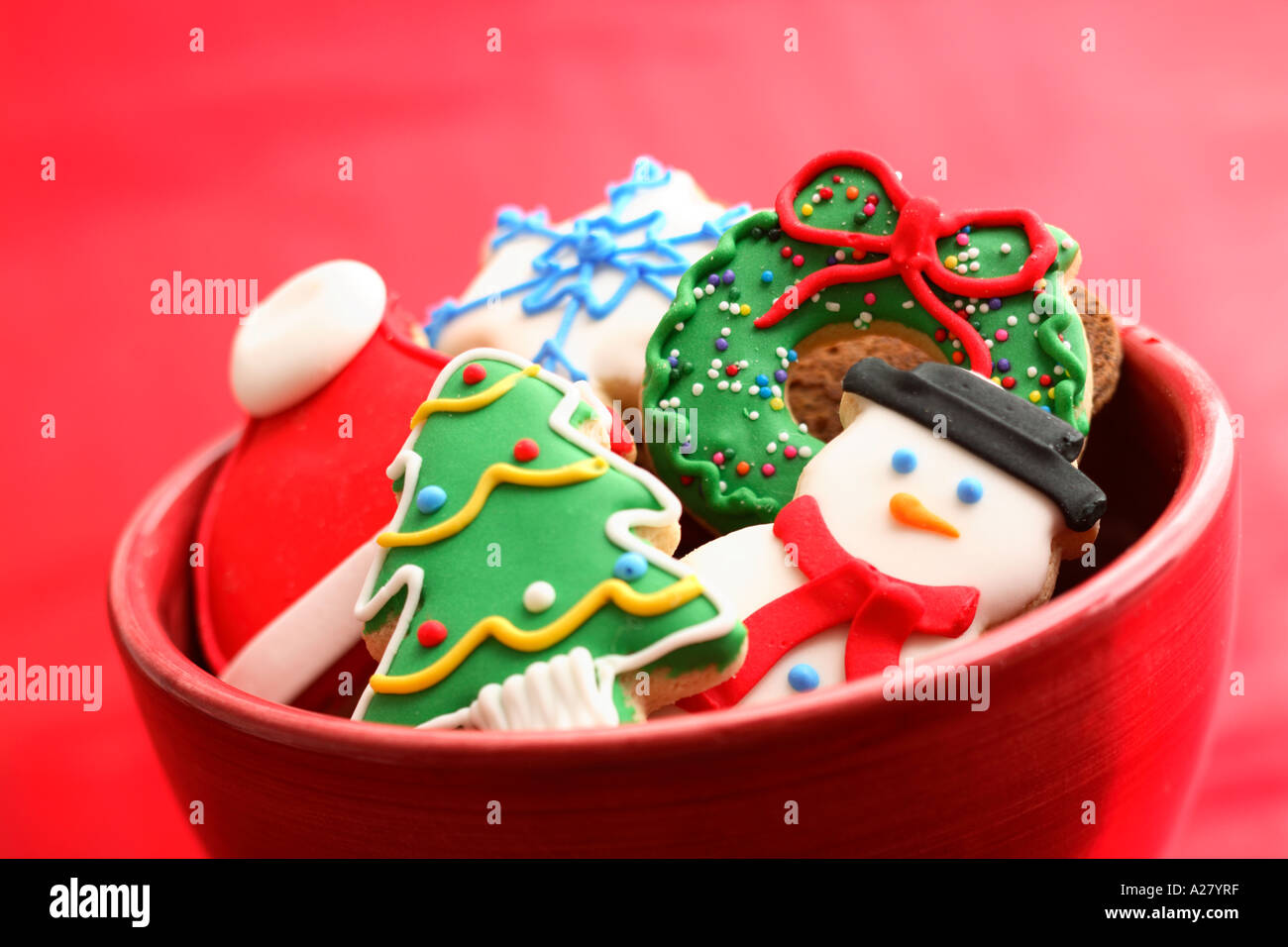 Schale mit Weihnachtsgebäck gefüllt. Stockfoto