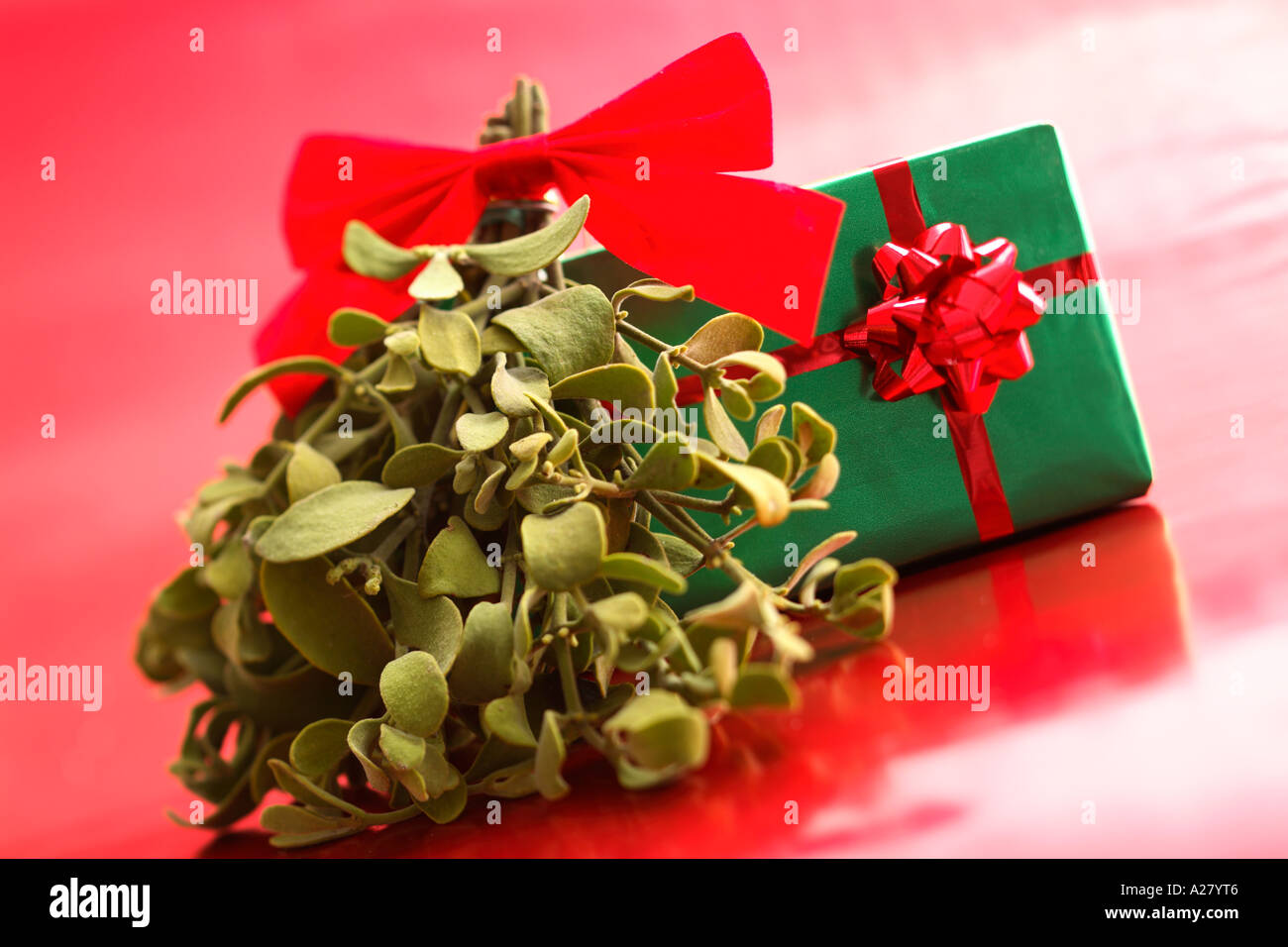 Mistel und Weihnachten Geschenk auf rotem Grund. Stockfoto