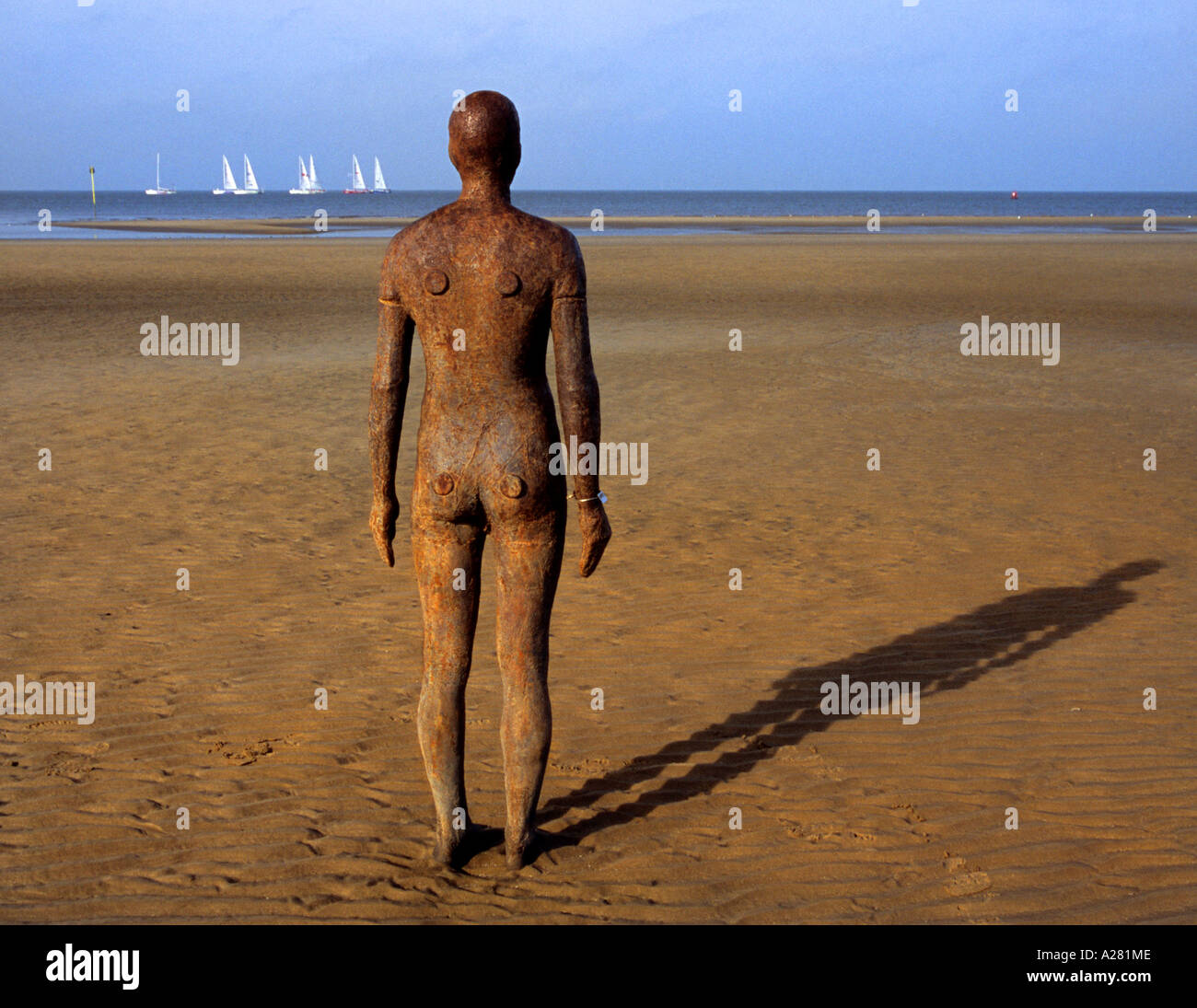 Antony Gormley Ausstellung "Woanders", Crosby Strand nahe Liverpool, England 2005 Stockfoto