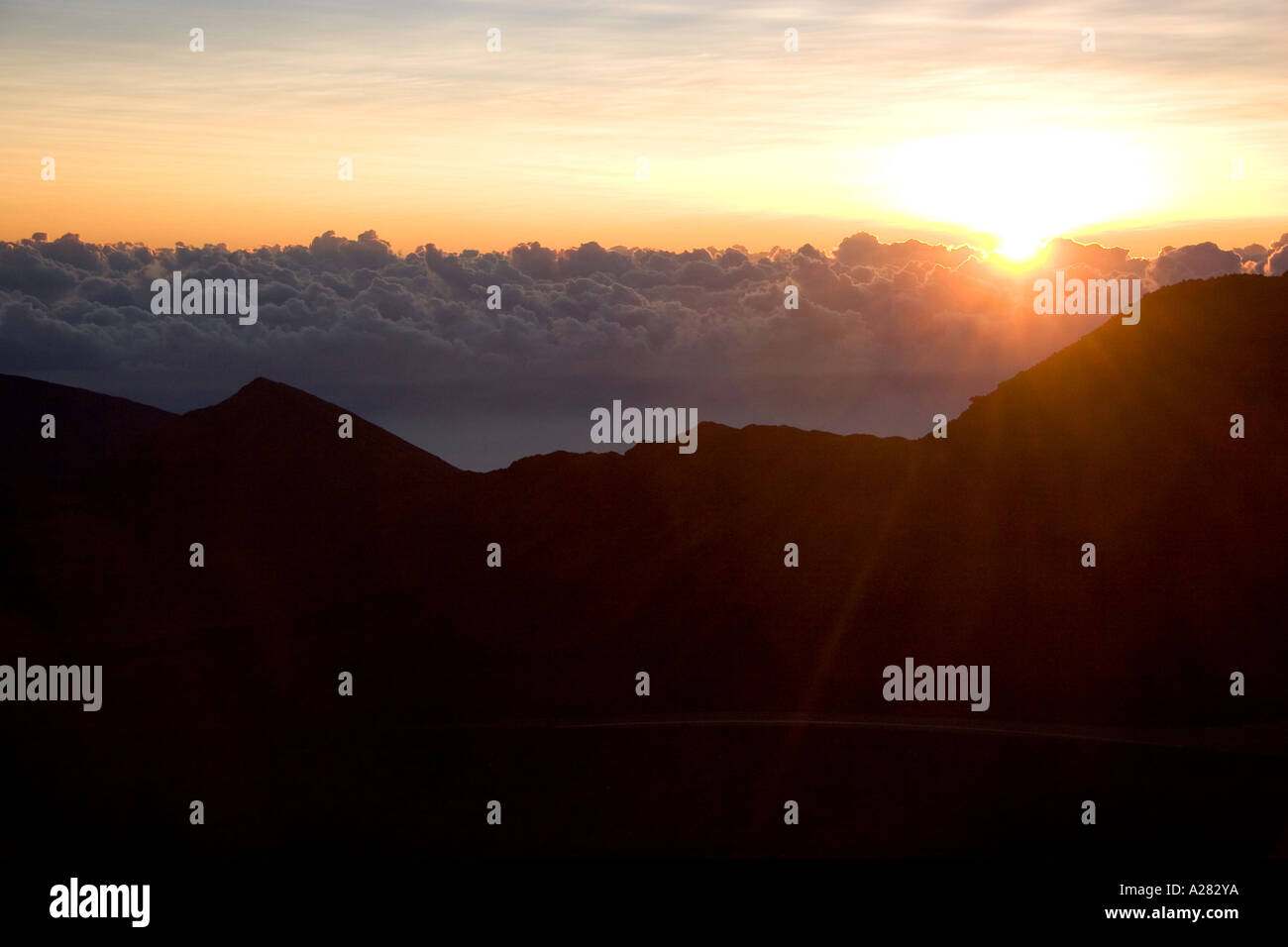Sonnenaufgang über den Wolken oben auf Mount Haleakala auf der Insel Maui, Hawaii. Stockfoto