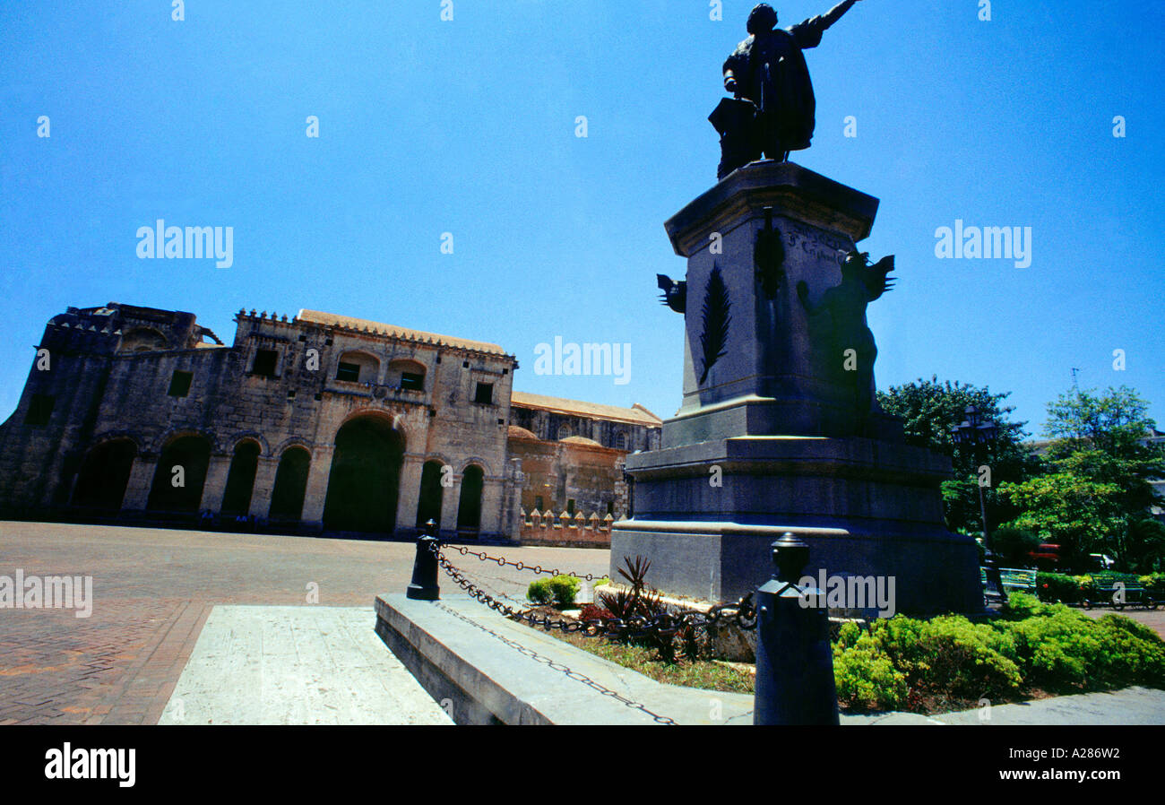 Santo Domingo Dominikanische Republik Statue of Columbus & Native American Indian (Taino) in Front der Catedral Primada de América Stockfoto