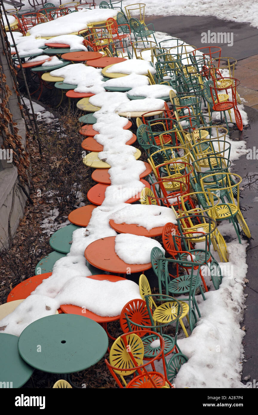 Stühlen und Tischen stapelten sich im Schnee Stockfoto