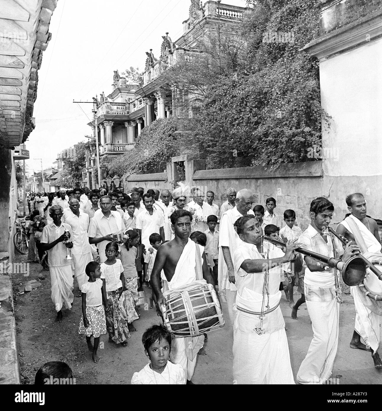 Musiker spielen bei Nattukottai Chettiar Hochzeitszeremonie Tamil Nadu Indien Asien Indisch Asiatisch MR#777H alter Jahrgang 1900s Bild Stockfoto