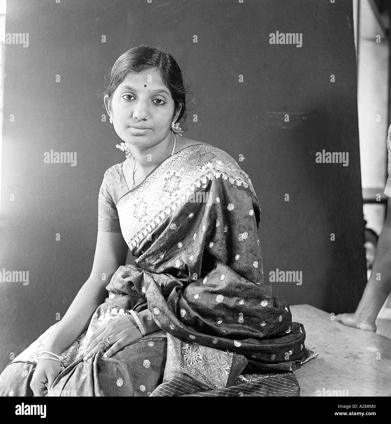 Indische Frau trägt Seide Sari Studio Portrait Indien Asien Indisch Asiatisch MR#777A Alter Jahrgang 1900s Bild dpa 76612 maa Stockfoto