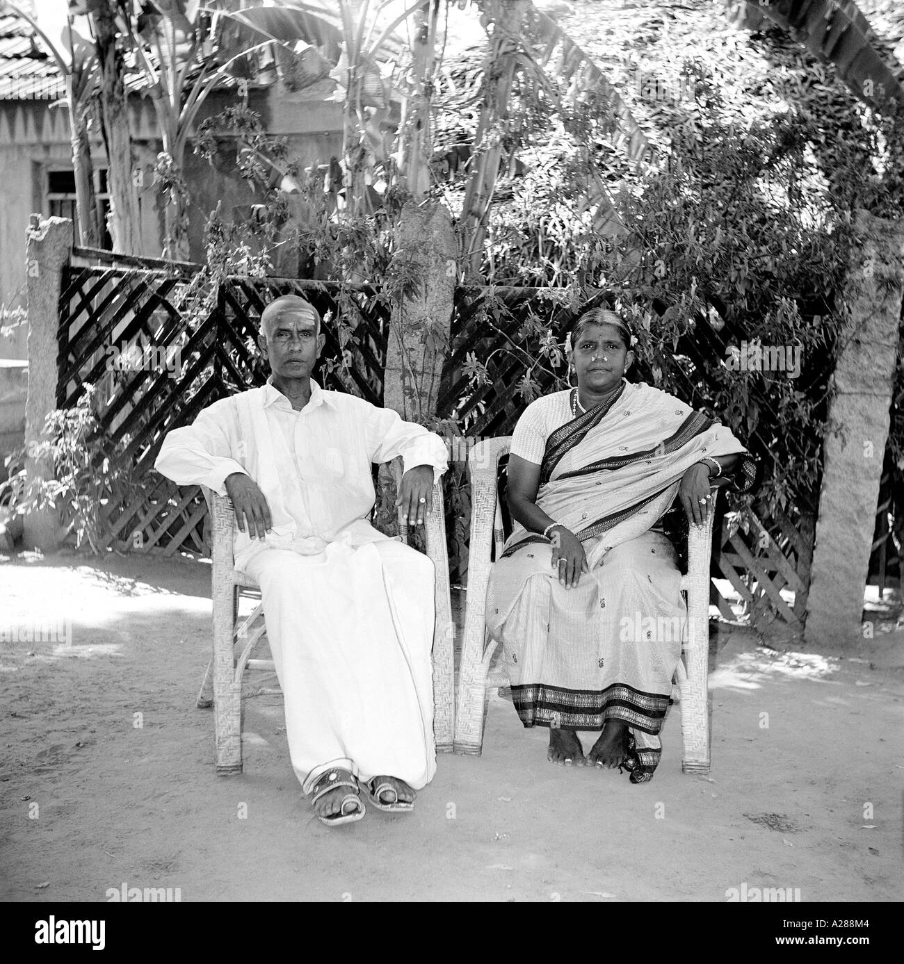 Altes indisches Paar traditionelles Kleid sitzend Stock Stühle Garten, Tamil Nadu, Indien, Asien, Inder, Asian, MR#777A alter Jahrgang 1900s, dpa 76614 maa Stockfoto
