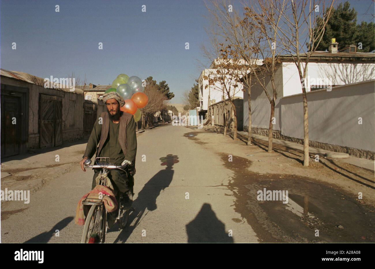 Kabul-Afghanistan-Ballon-Verkäufer sind zurück auf der Straße in post-Taliban Kabul 12 01 Foto: Bikem Ekberzade Stockfoto