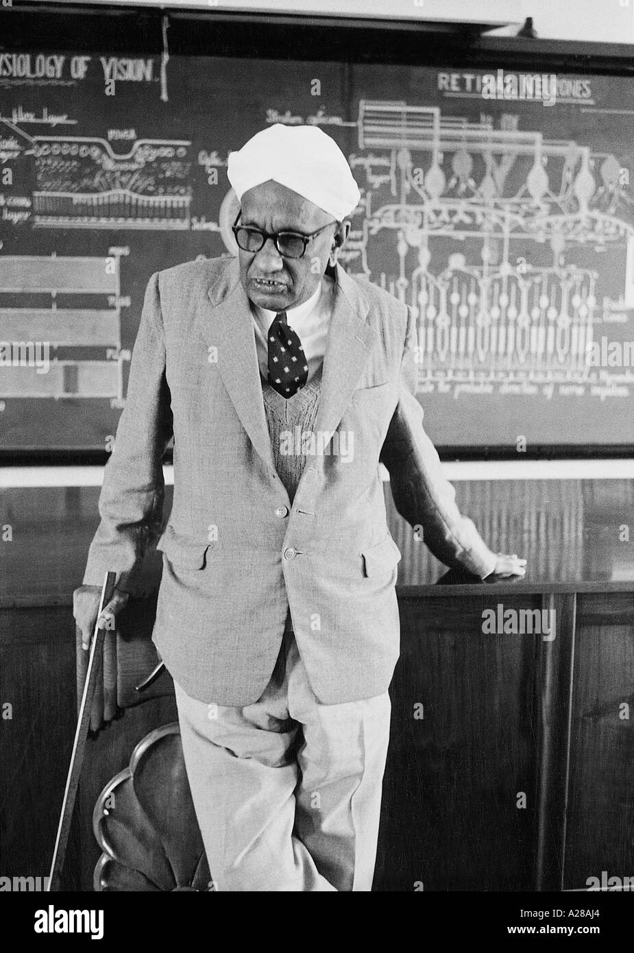 Nobelpreisträger Sir C V Raman in der Vorlesungshalle des Raman Research Institute in Bangalore India, 1962 Jahre alter 1900er-Film Stockfoto