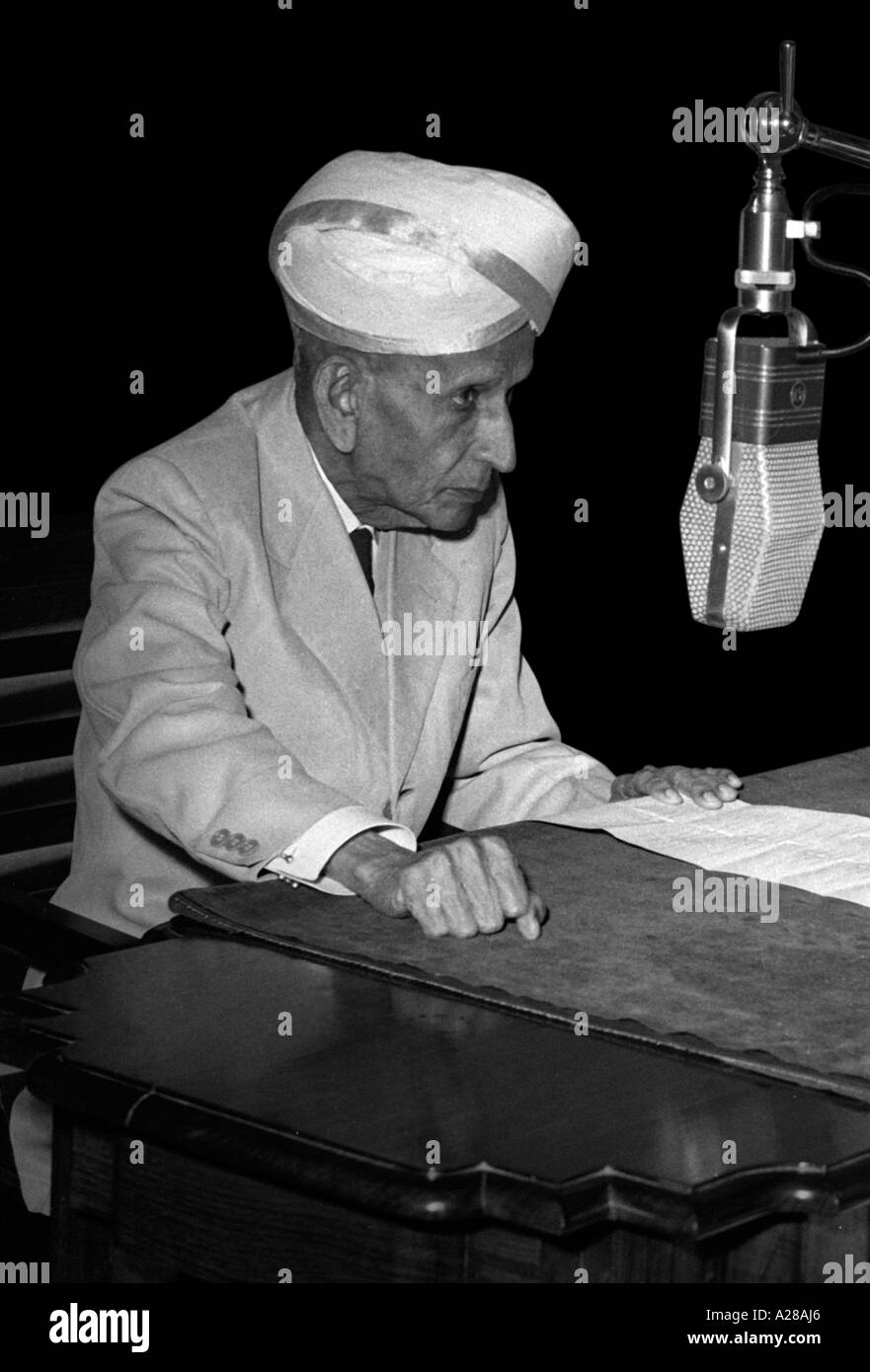 TSS76392 Ingenieur Staatsmann Sir M Vivesvaraya Rundfunk von Akashvani Radiosender in Mysore Indien 1952 Stockfoto