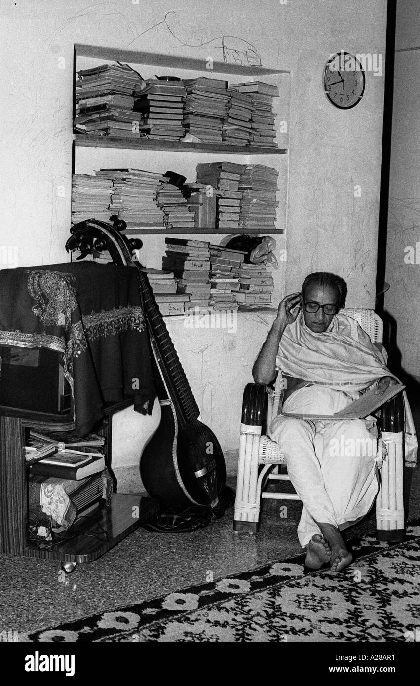 TSS76408 Veena Maestro Doreswamy Iyenger entspannend einfach Zuhause in Banglore 1992 Stockfoto