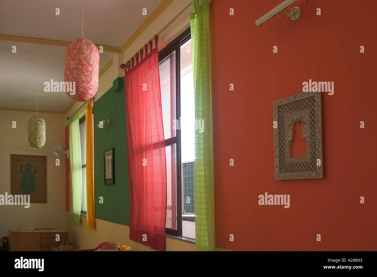 RSC76686 Fenster Vorhang Farben rot grün Tageslicht Indien Stockfoto
