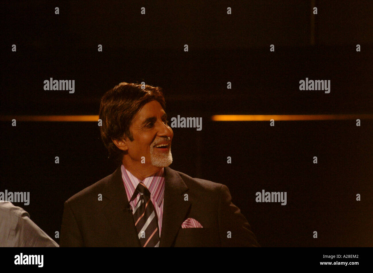 Amitabh Bachchan, indischer Bollywood hindi Filmstar Schauspieler, lächelnd auf Kaun Banega Crorepati Fernsehshow, Indien Stockfoto