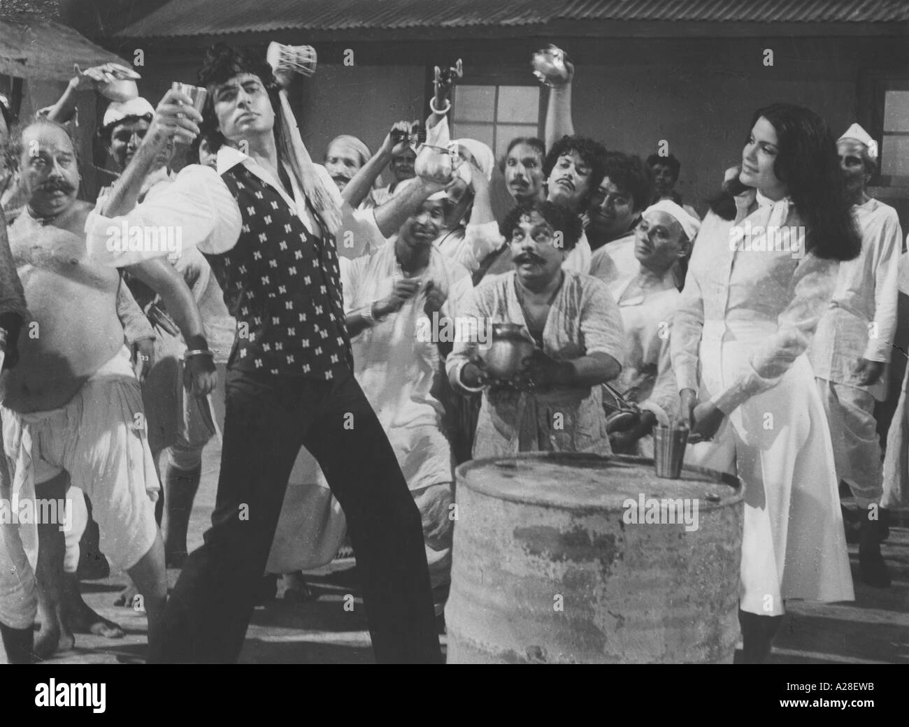 Alter Jahrgang 1900s Bild Indian Bollywood Hindi Film Star Actor Amitabh Bachchan mit der Schauspielerin Zeenat Aman im Film Don India Asia Stockfoto