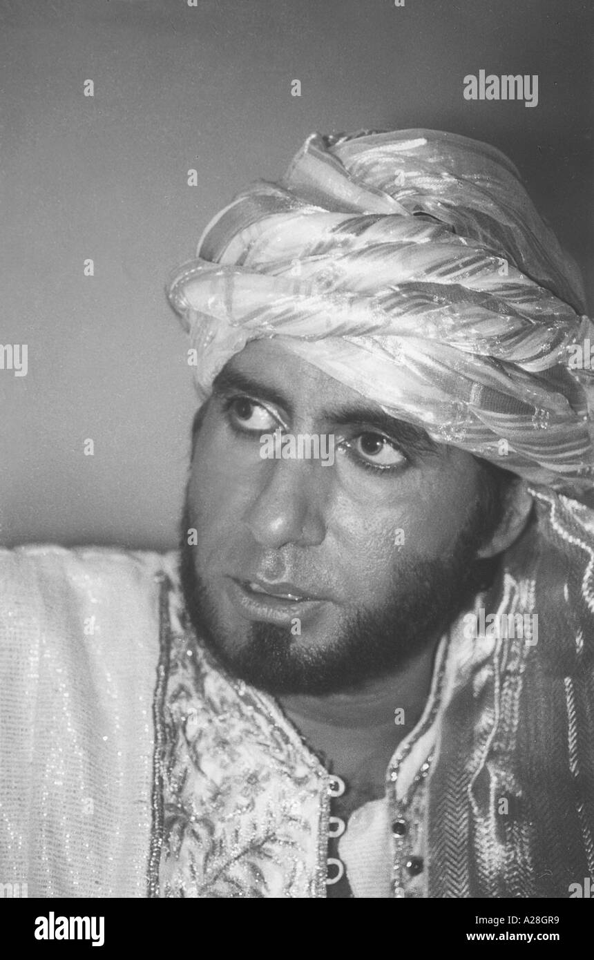 Amitabh Bachchan, indischer Bollywood hindi Filmstar Schauspieler, gekleidet für Dreharbeiten von khuda gawah, Indien Stockfoto