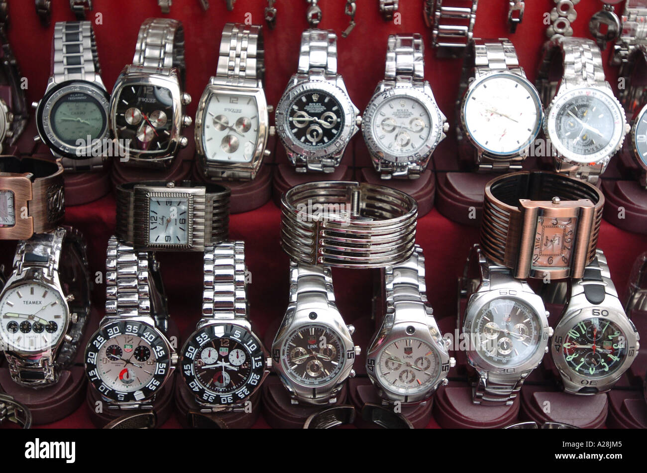 VCA76545 Uhren zu verkaufen, alle Marken Stahl, runde Form siebzehn auf den Straßen von Colaba Bombay Mumbai Indien Asien Stockfoto
