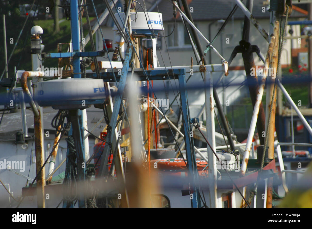 Schließen Sie zugeschnittenen abstrakte Ansicht der Angeln Boot Aufbauten im Hafen Stockfoto
