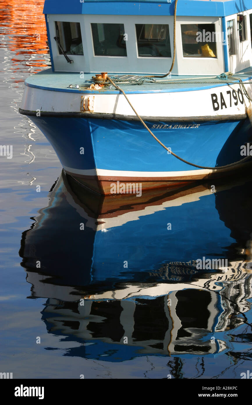 Angelboot/Fischerboot und Reflexion über Hafen-Wasser Stockfoto