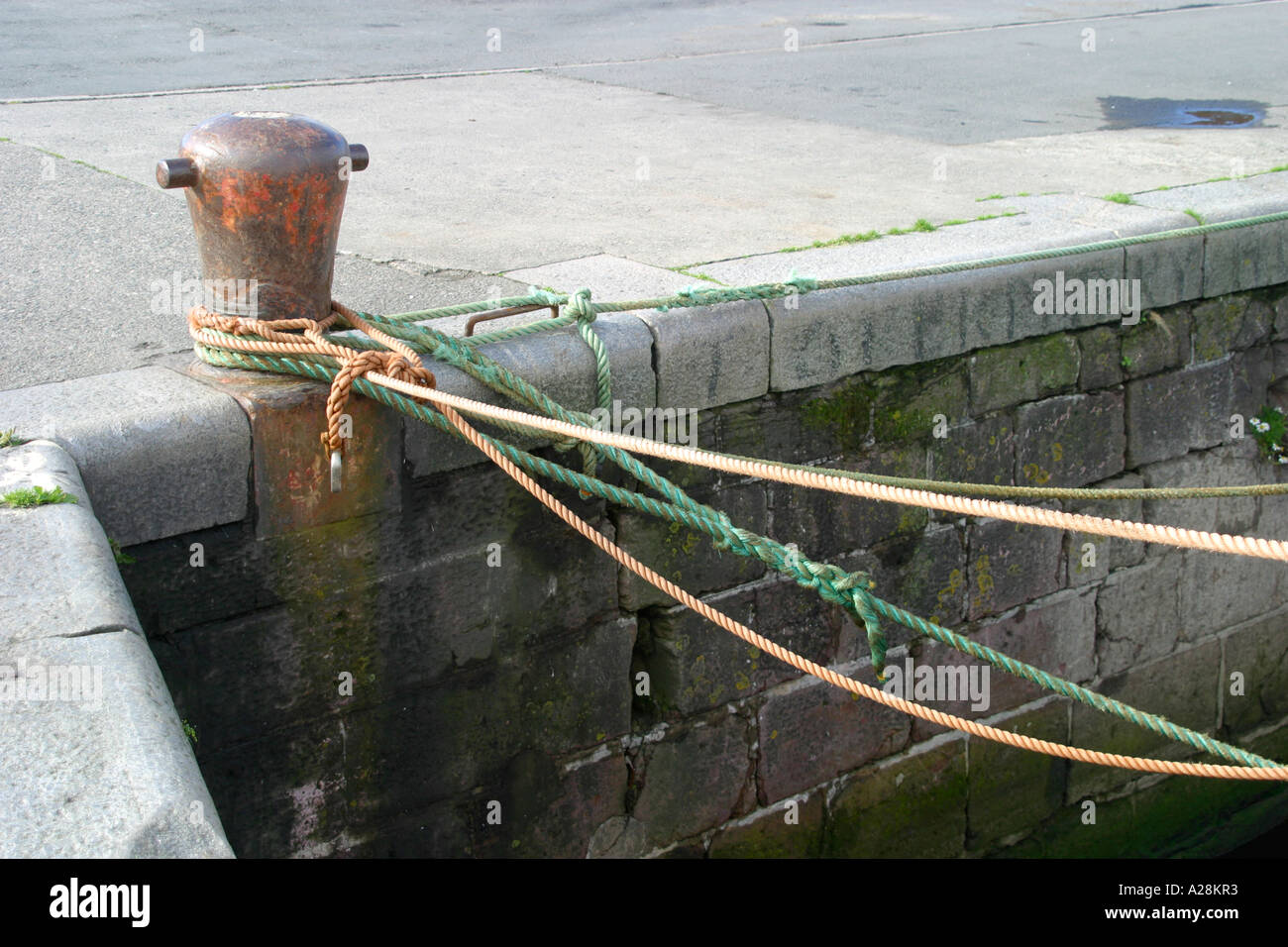 Festmacher Boot gefesselt an Poller am pier Stockfoto