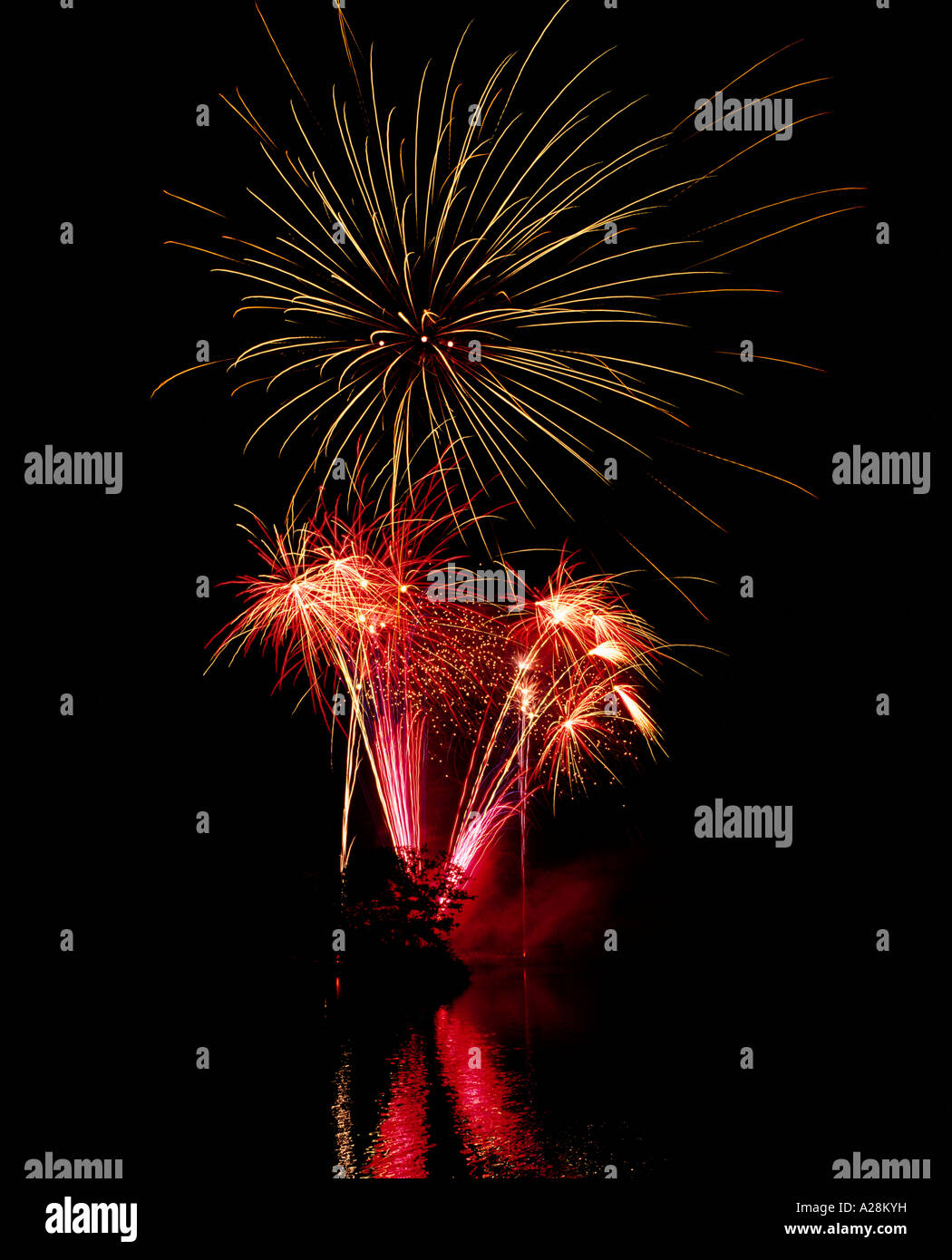 Feuerwerk-Satz auf einem See. Stockfoto