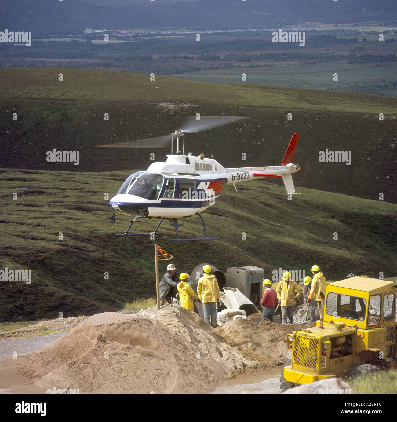 Agusta Bell AB-206B Jetranger 2 Transporting Zement zu schottischen Skizentrum Website.   GAVM 2066-214 Stockfoto