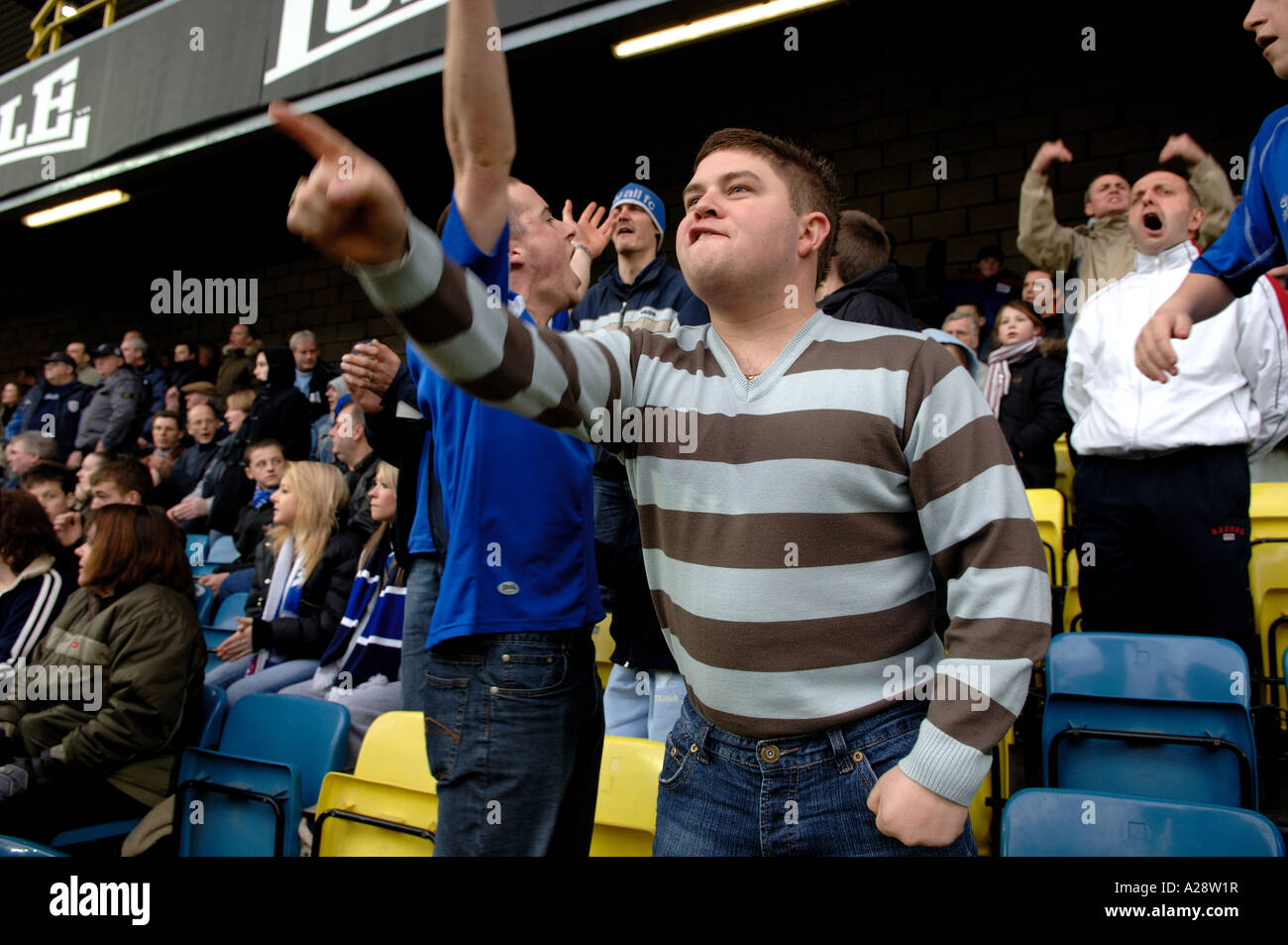 aggressive Millwall FC-Anhänger Stockfoto