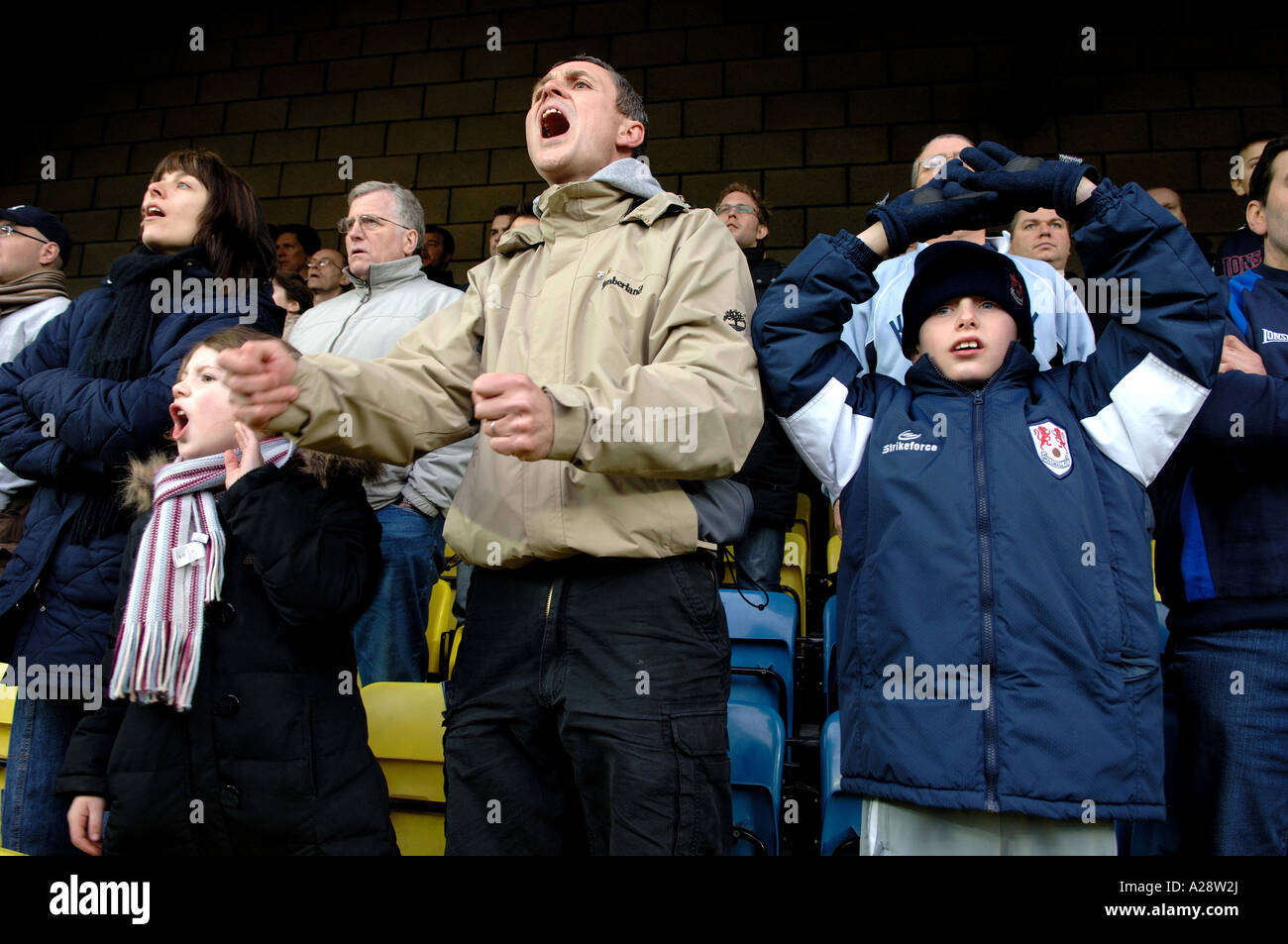 Mann und Kinder auf den Terrassen bei Millwall FC Stockfoto