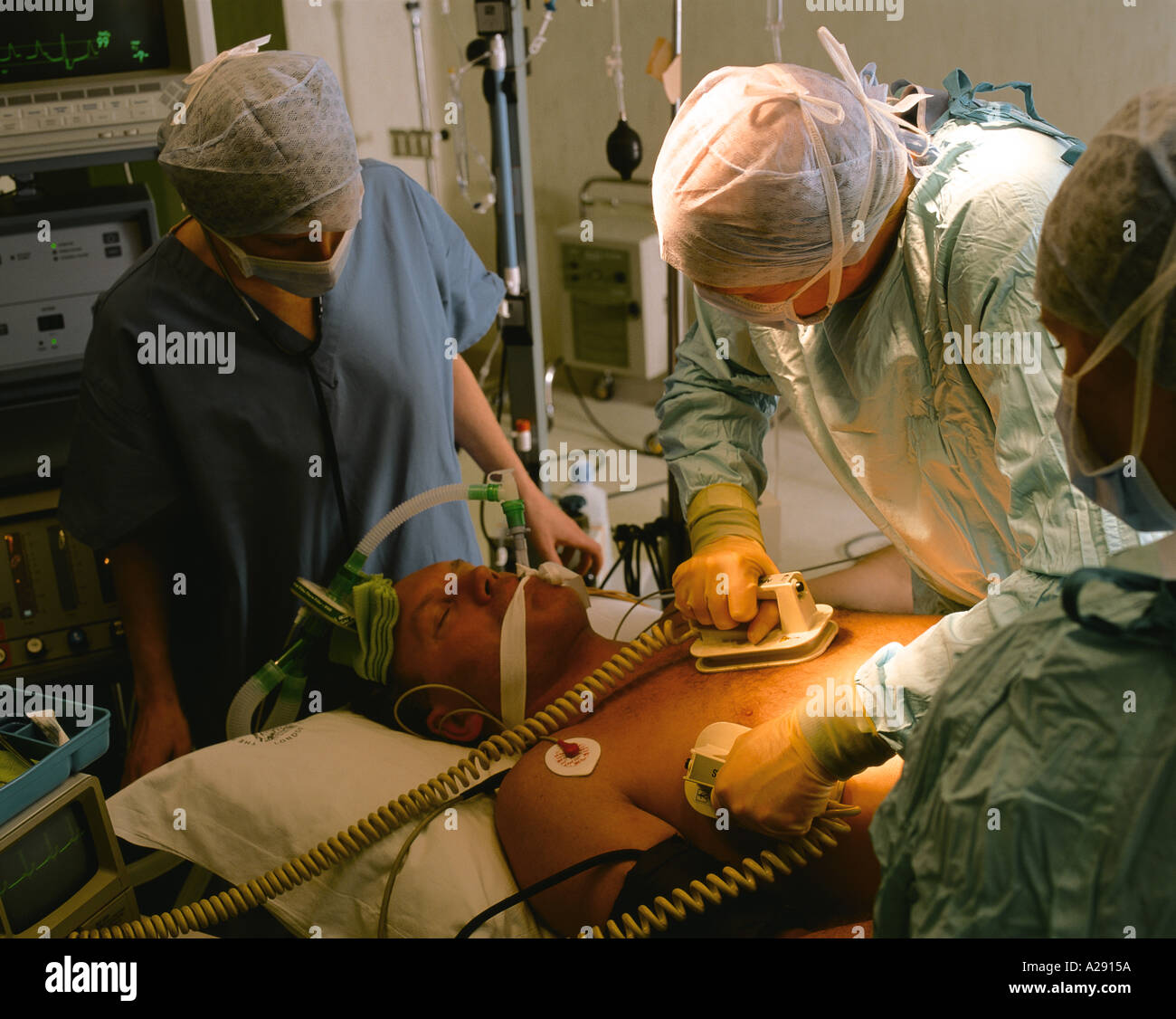 MEDICAL STAFF RESUSCITATING PATIENT Stockfoto