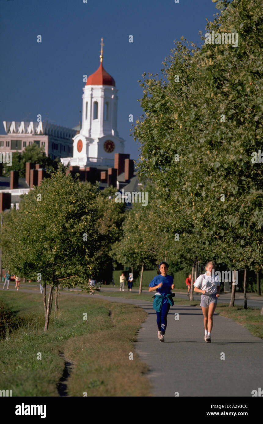 Zwei Frauen Joggen Pfad am Ufer des Charles River mit Harvard University Dunster House hinten Cambridge, Massachusetts Stockfoto