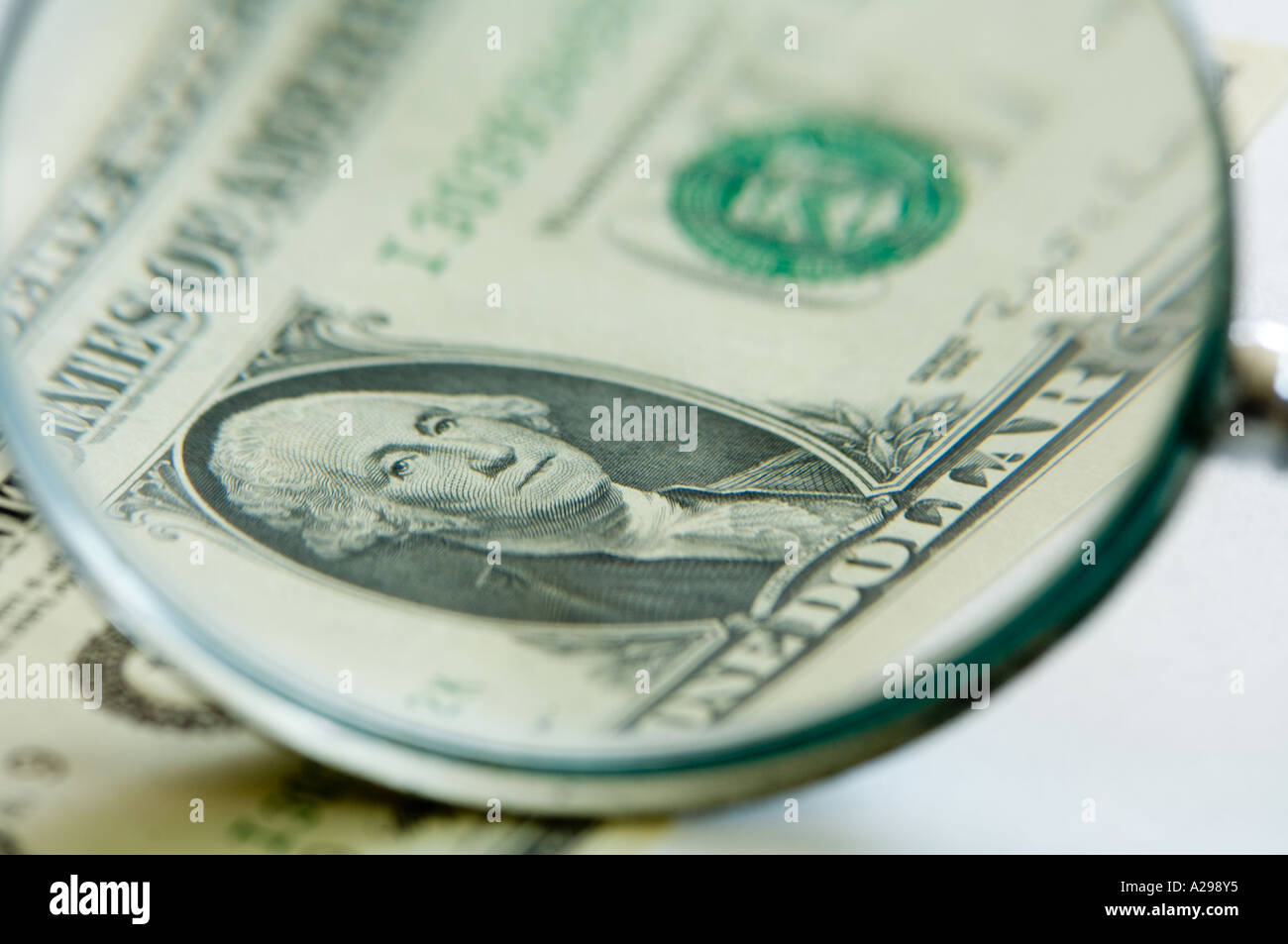 Nahaufnahme von einem Dollar bill uns mit Porträt von George Washington unter der Lupe Stockfoto