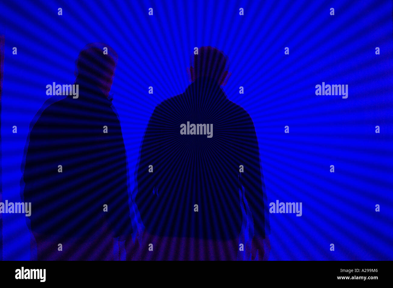 abstrakte Sicht von zwei Mystery Men Silhouetten im nachtblauen Raum Stockfoto