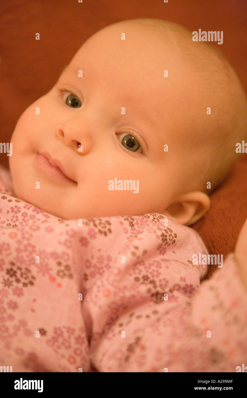 Babymädchen von sechs Monaten vor dem Schlafengehen - liebenswert Stockfoto