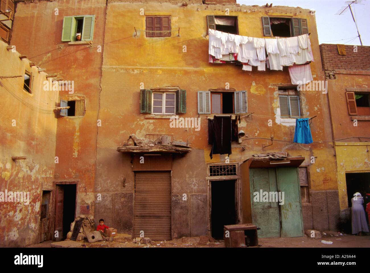 Schlechte Wohnverhältnisse in der Stadt der Toten Kairo Ägypten P Hawkins Stockfoto