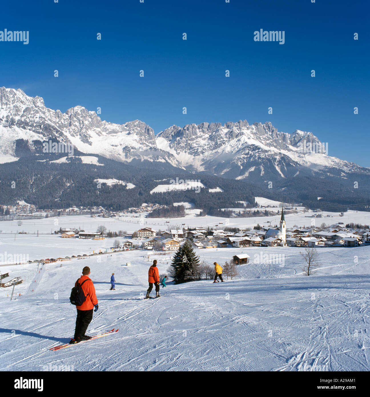 Blick von der Skipiste in Richtung Zentrum der Stadt mit der Wilder Kaiser Bergen im Hintergrund, Ellmau, Tirol, Österreich Stockfoto