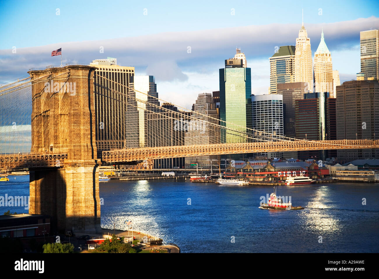 BROOKLYN BRIDGE, NEW YORK CITY, BOOT Stockfoto