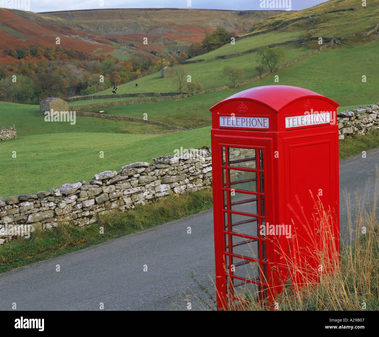 Eine rote Telefonzelle in der Nähe von Keld im Swaledale in den Yorkshire Dales England M Mawson Stockfoto