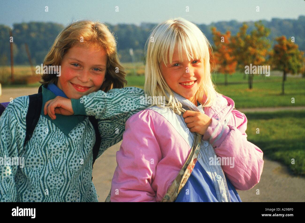 Porträt von zwei jungen Mädchen Studenten Esmar Corp einer privatisierten ehemaligen kollektiven Tallinn Estland J Greenberg Stockfoto
