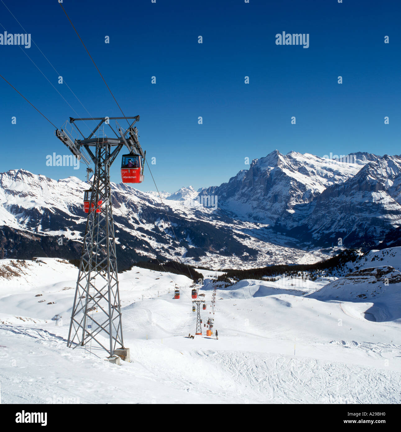 Gondel und Blick über das Resort Skigebiet männlichen, Grindelwald, Schweizer Alpen, Schweiz Stockfoto