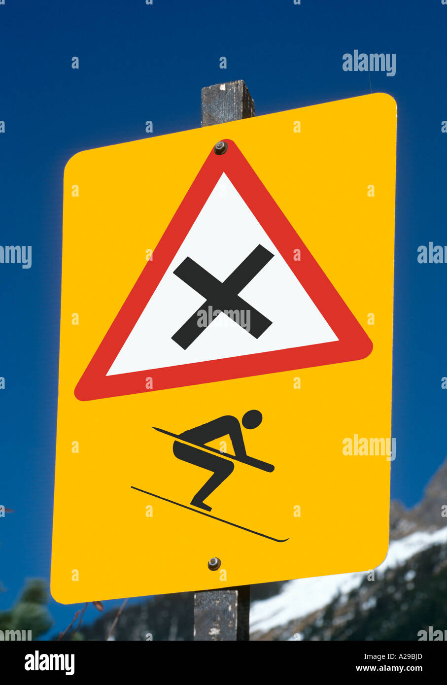 Warnzeichen für Skifahrer, Wengen, Schweizer Alpen, Schweiz Stockfoto