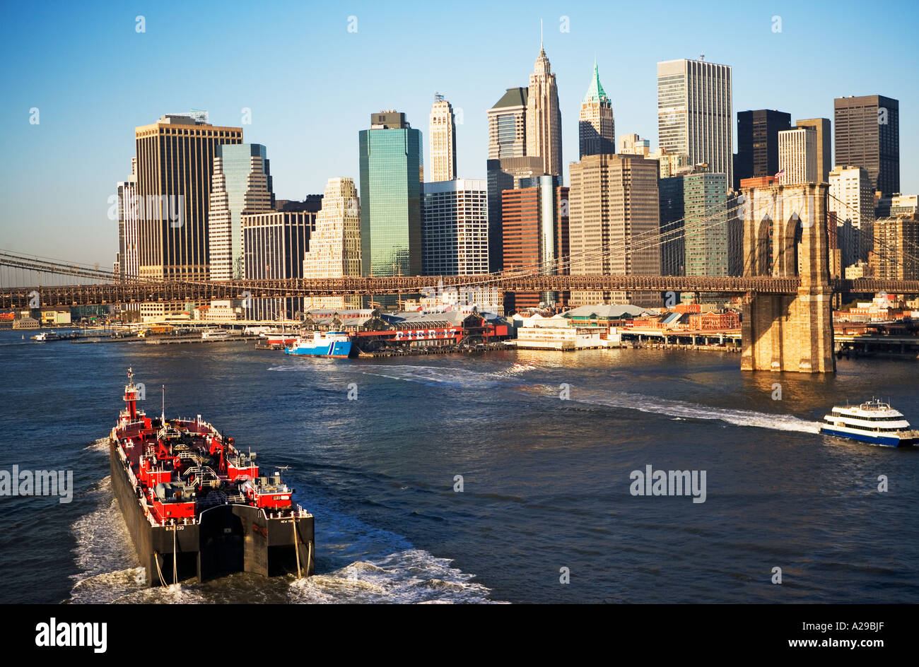 BROOKLYN BRIDGE, NEW YORK CITY, SCHLEPPER UND BARGE Stockfoto
