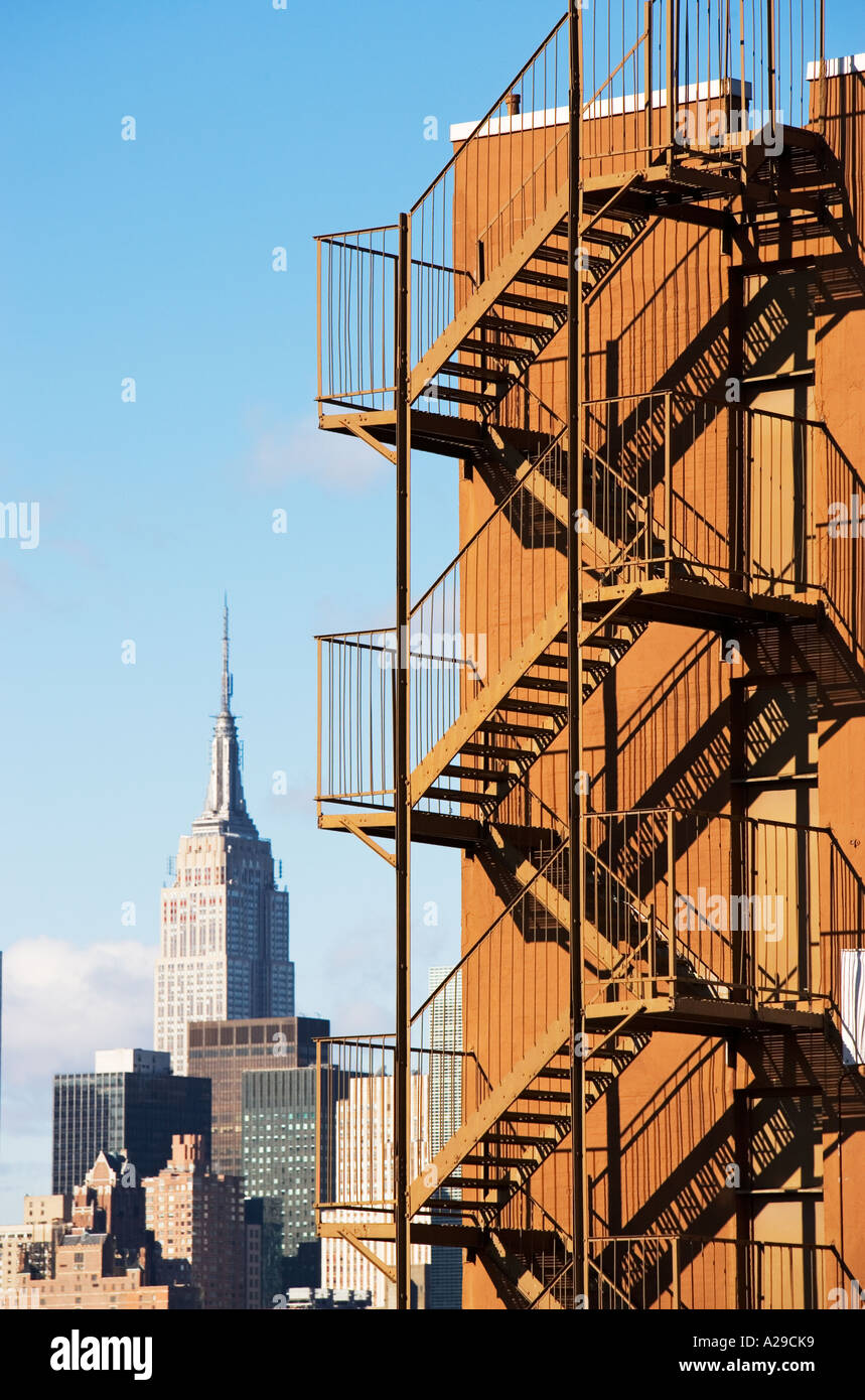 EMPIRE STATE BUILDING, NEW YORK CITY, FEUERLEITER AUF GEBÄUDE Stockfoto