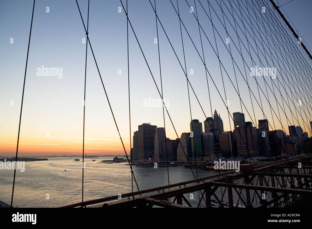 BROOKLYN BRIDGE UND LOWER MANHATTAN, NEW YORK CITY Stockfoto