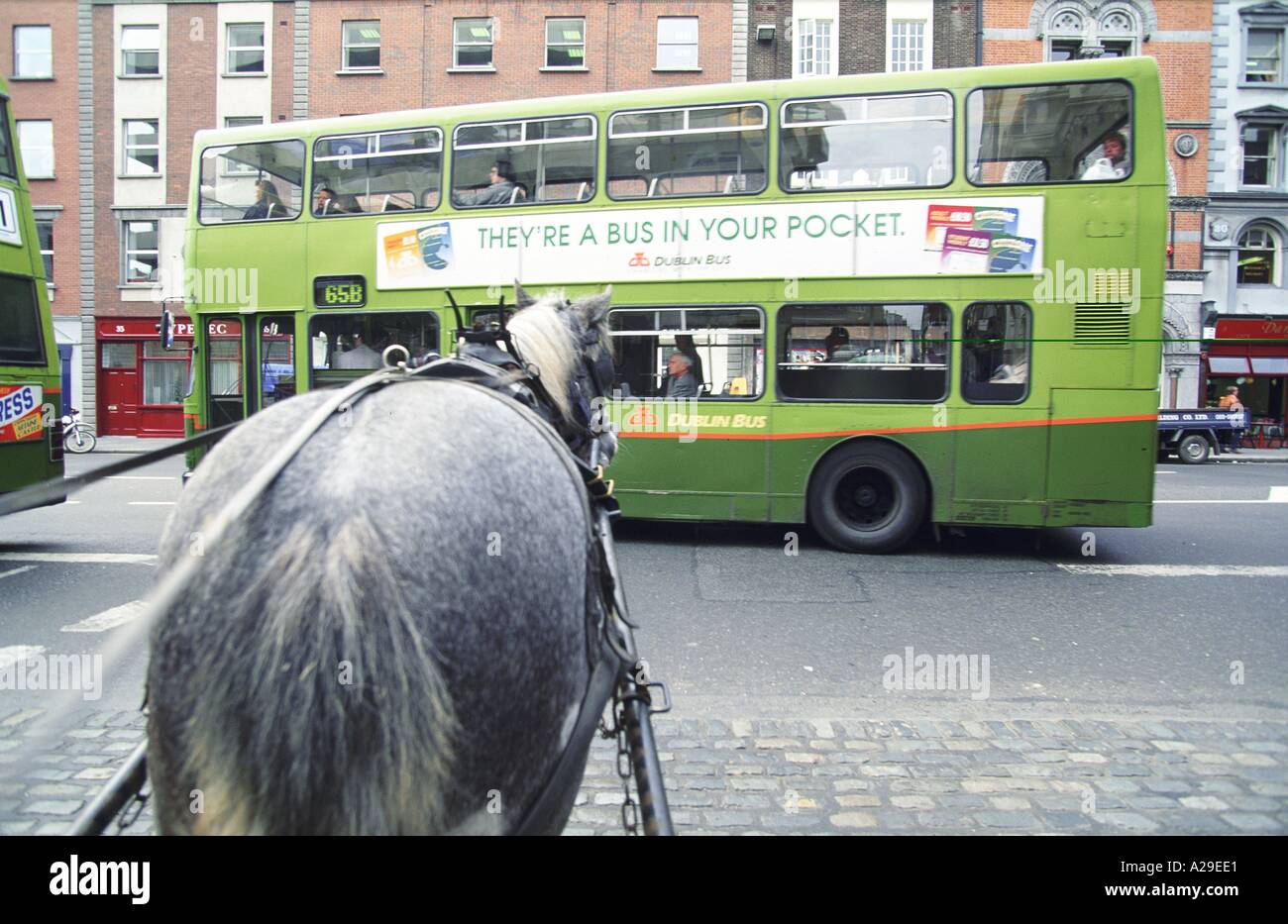 Irland Dublin Pferd ziehen wagen und Busse S Grandadam Stockfoto
