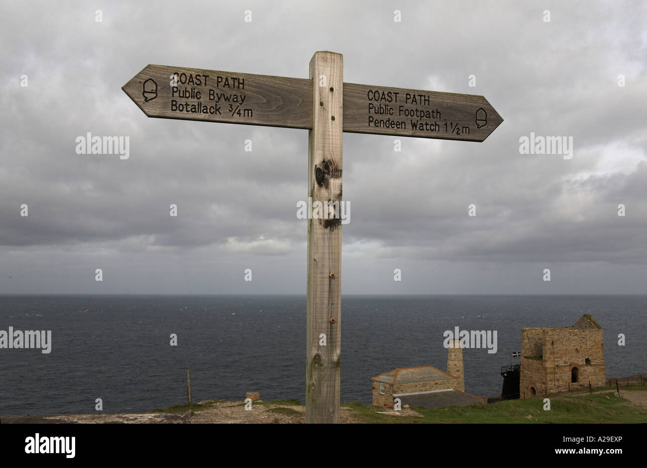 Southwest Coastal Fußweg Wegweiser Levant Tin Mine Cornwall Finger post Stockfoto